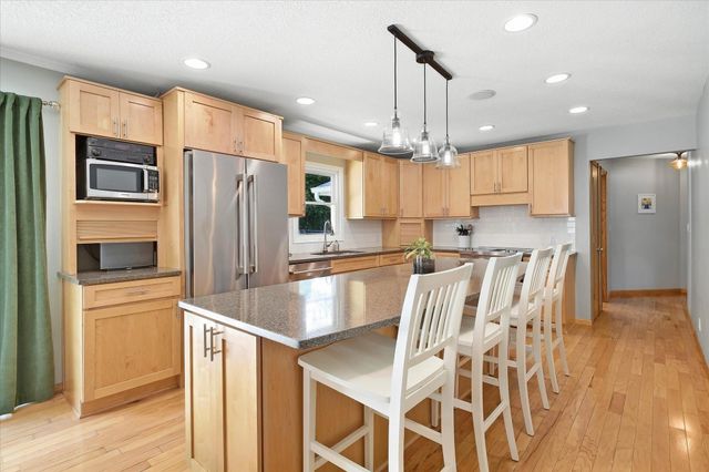 2209 Midlothian Road, Roseville, MN 55113