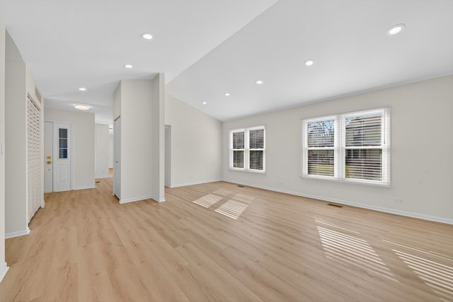 2301 Providence Court E, Naperville, IL 60565