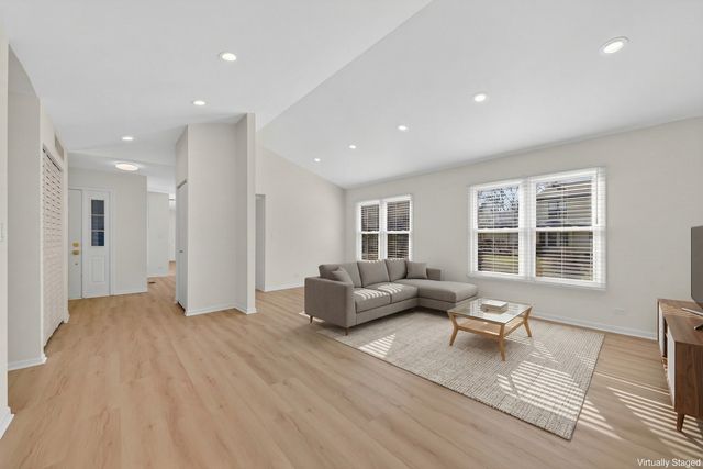 2301 Providence Court E, Naperville, IL 60565