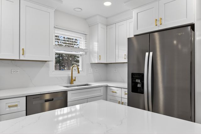 2301 Providence Court E, Naperville, IL 60565