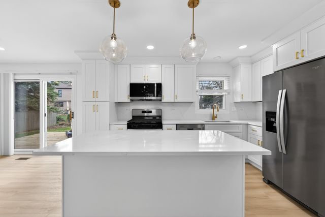 2301 Providence Court E, Naperville, IL 60565