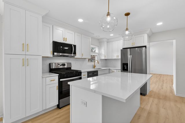 2301 Providence Court E, Naperville, IL 60565