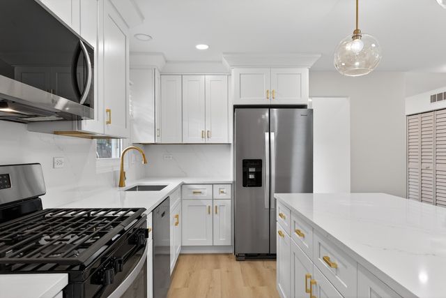 2301 Providence Court E, Naperville, IL 60565