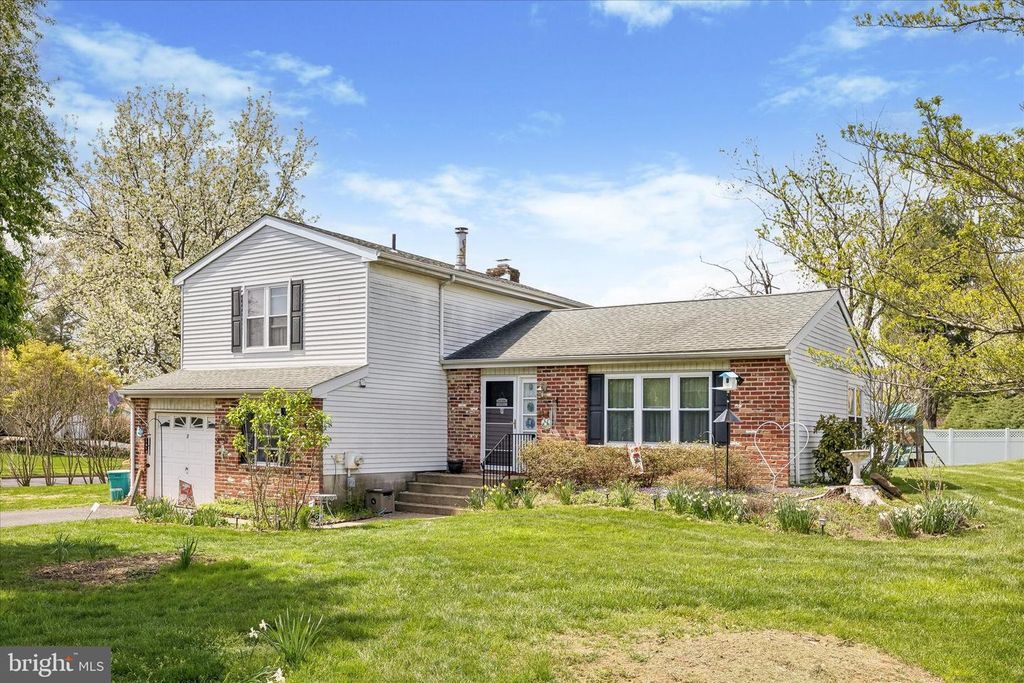 3 WILLOW CT, Newtown, PA 18940