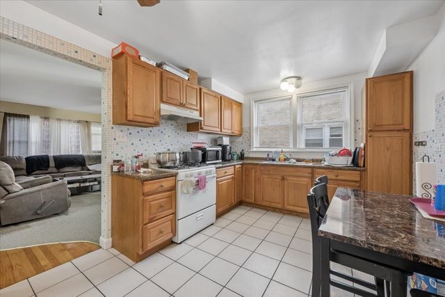 2626 W Balmoral Avenue 201, Chicago, IL 60625