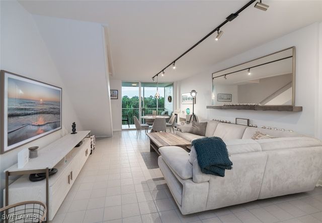 5 Bluebill AVE 305 + 405, Naples, FL 34108