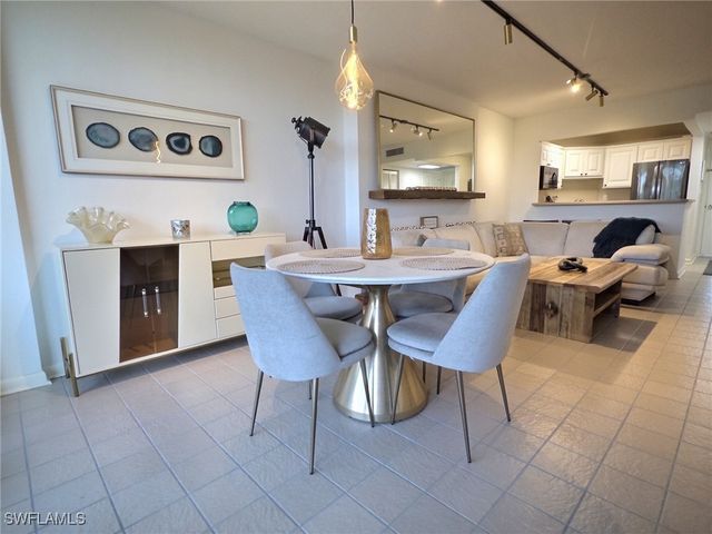 5 Bluebill AVE 305 + 405, Naples, FL 34108