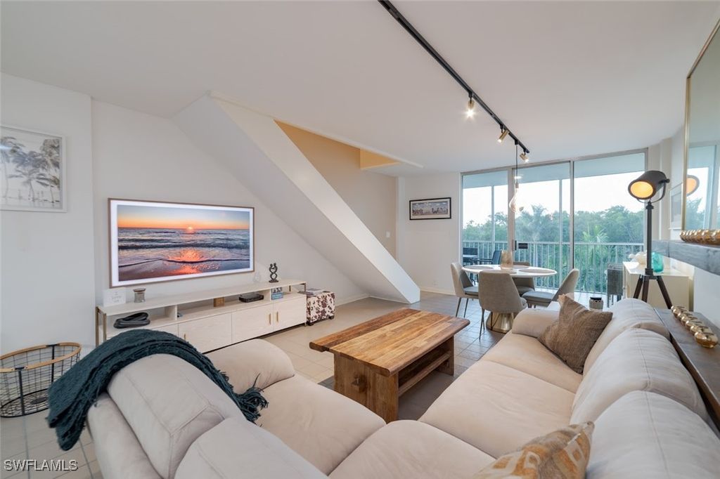 5 Bluebill AVE 305 + 405, Naples, FL 34108