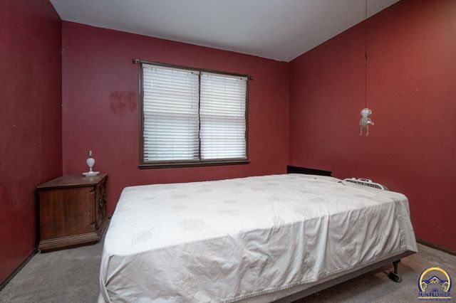 1925 SW Arrowhead RD, Topeka, KS 66604