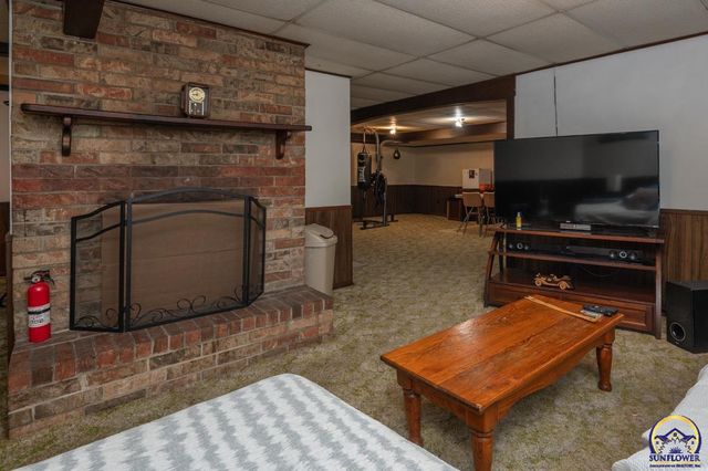 1925 SW Arrowhead RD, Topeka, KS 66604