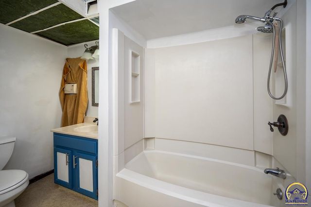 1925 SW Arrowhead RD, Topeka, KS 66604