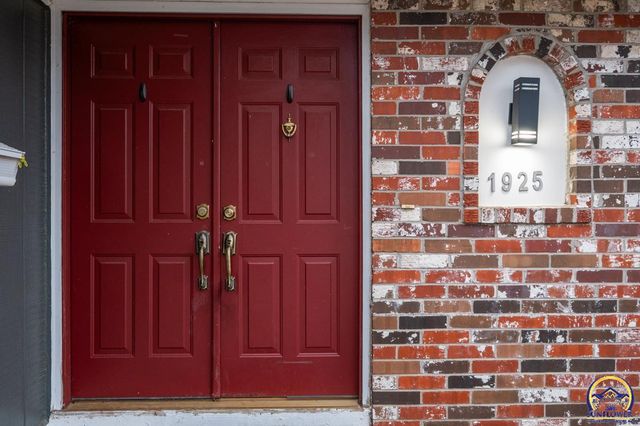 1925 SW Arrowhead RD, Topeka, KS 66604