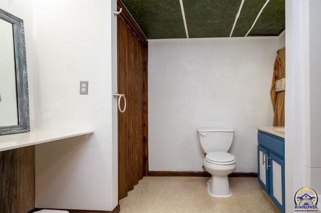 1925 SW Arrowhead RD, Topeka, KS 66604