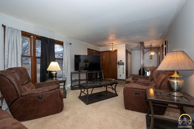 1925 SW Arrowhead RD, Topeka, KS 66604