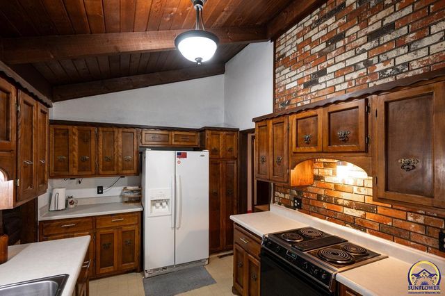 1925 SW Arrowhead RD, Topeka, KS 66604