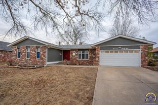 1925 SW Arrowhead RD, Topeka, KS 66604