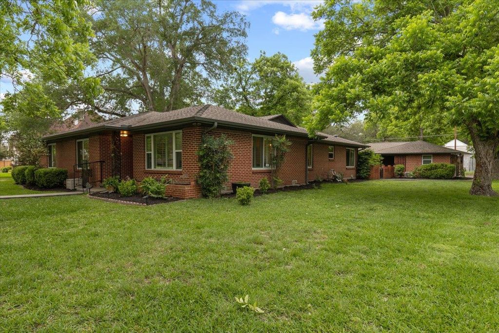 607 Short ST, Smithville, TX 78957