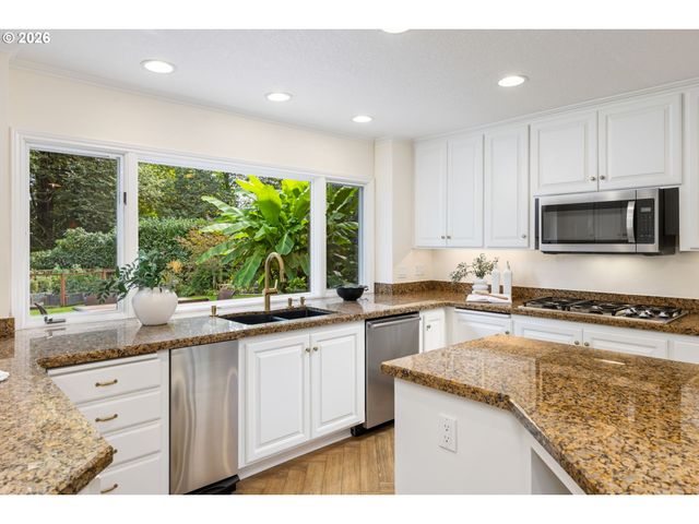 1618 S CORBETT HILL Cir, Portland, OR 97219