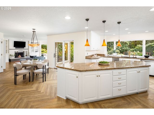1618 S CORBETT HILL Cir, Portland, OR 97219