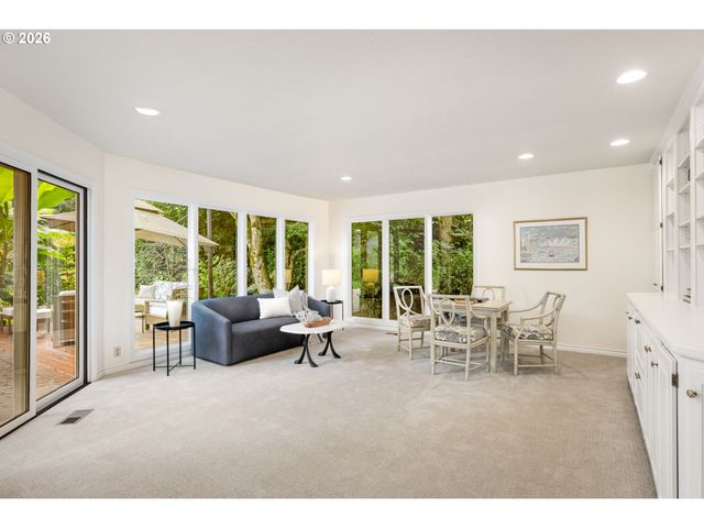 1618 S CORBETT HILL Cir, Portland, OR 97219
