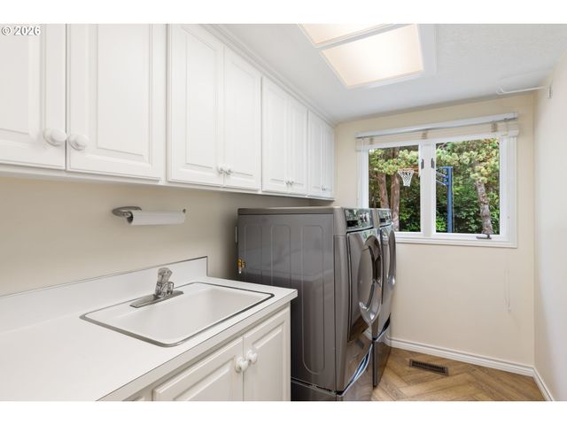 1618 S CORBETT HILL Cir, Portland, OR 97219