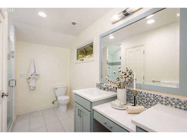 1618 S CORBETT HILL Cir, Portland, OR 97219