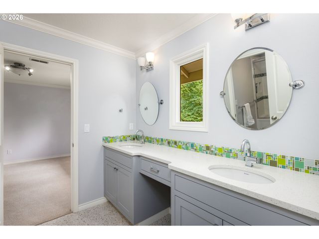1618 S CORBETT HILL Cir, Portland, OR 97219