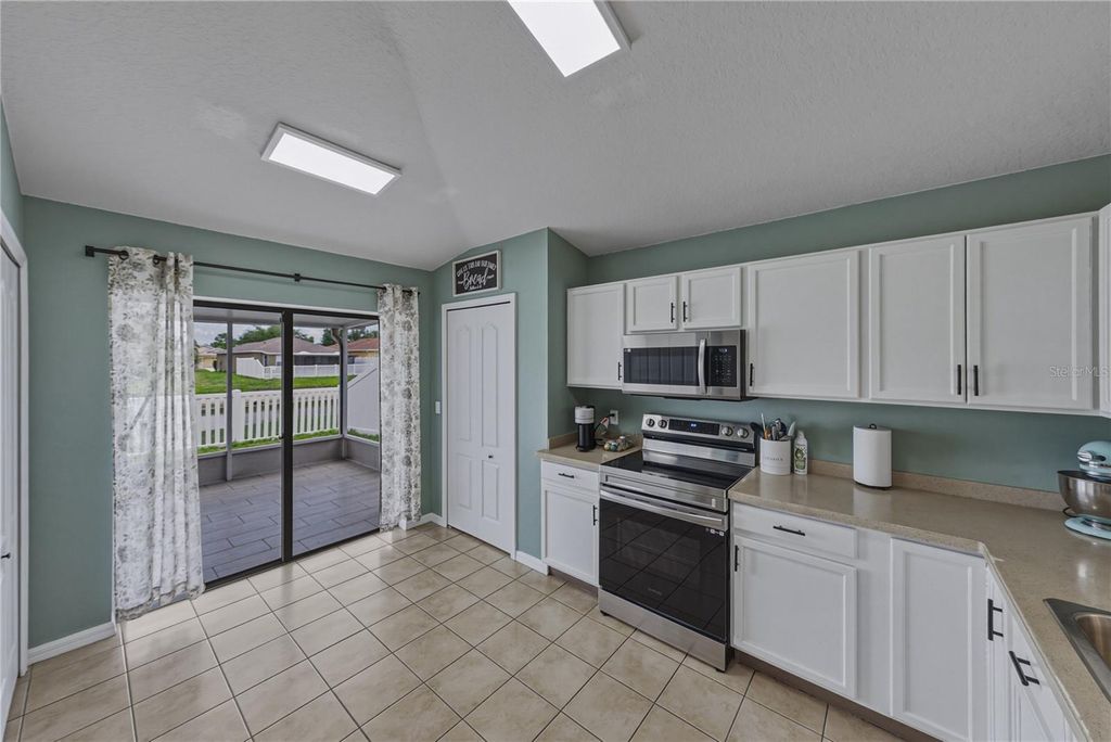 Image 16 of property listing at 8160 CANTERBURY LAKE BOULEVARD, Tampa, FL 33619