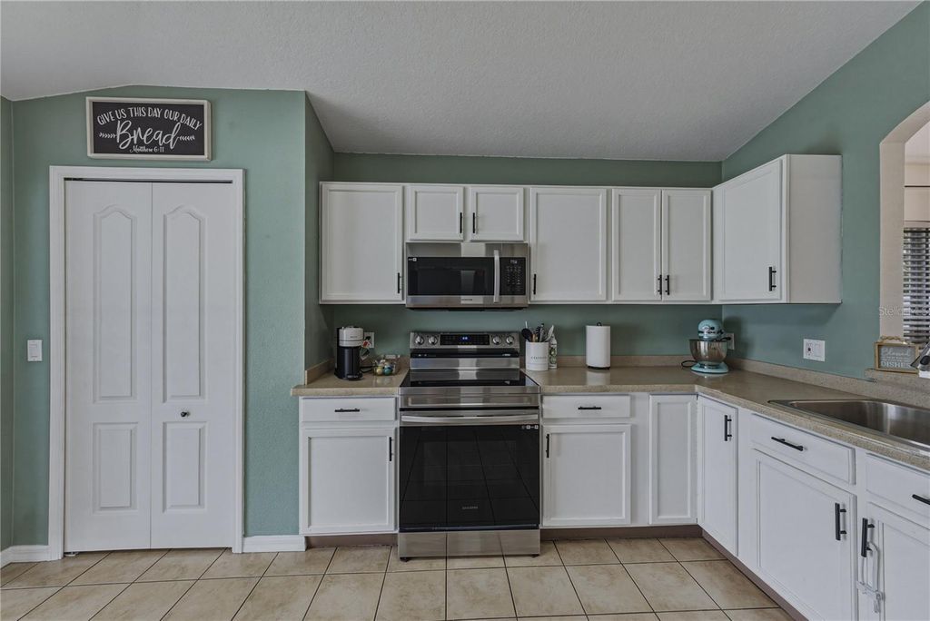 Image 18 of property listing at 8160 CANTERBURY LAKE BOULEVARD, Tampa, FL 33619