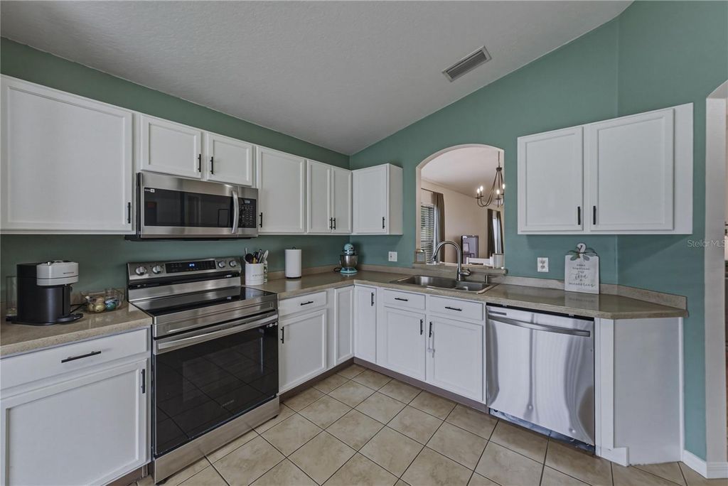Image 19 of property listing at 8160 CANTERBURY LAKE BOULEVARD, Tampa, FL 33619