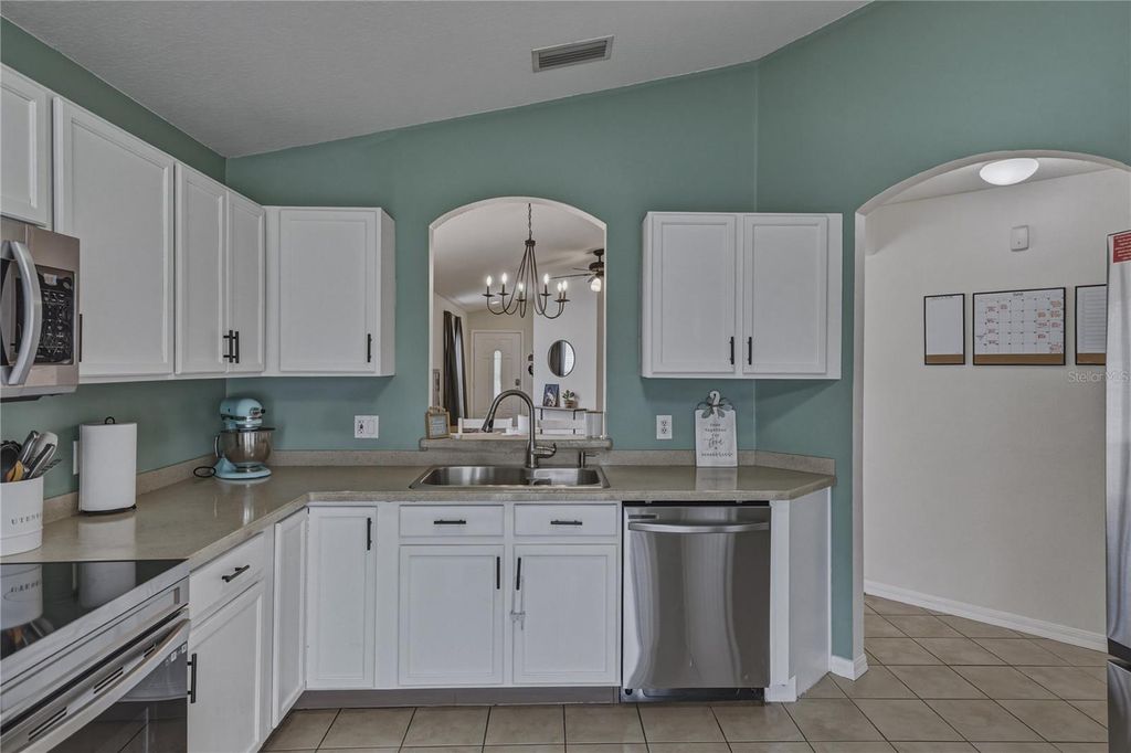 Image 20 of property listing at 8160 CANTERBURY LAKE BOULEVARD, Tampa, FL 33619