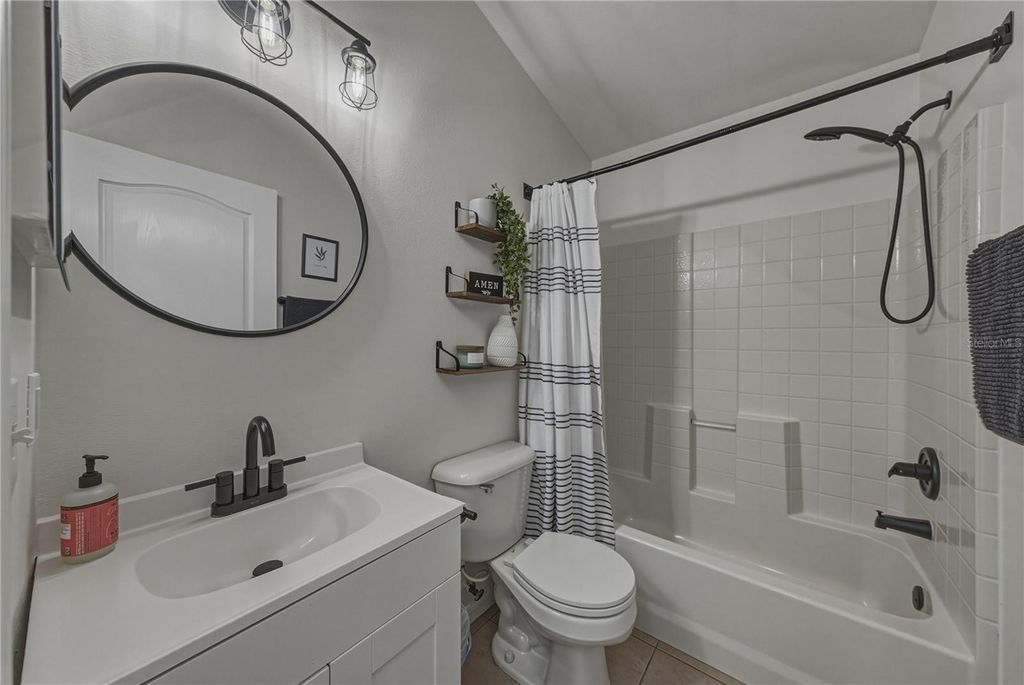 Image 33 of property listing at 8160 CANTERBURY LAKE BOULEVARD, Tampa, FL 33619