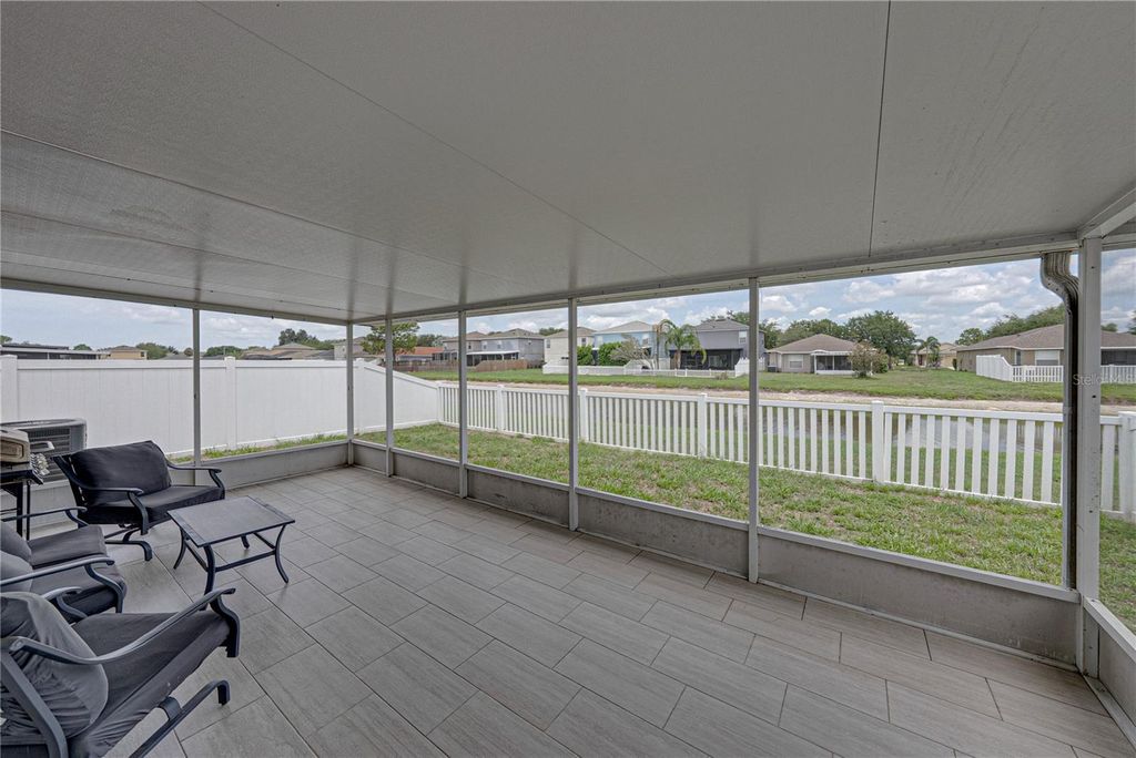 Image 37 of property listing at 8160 CANTERBURY LAKE BOULEVARD, Tampa, FL 33619