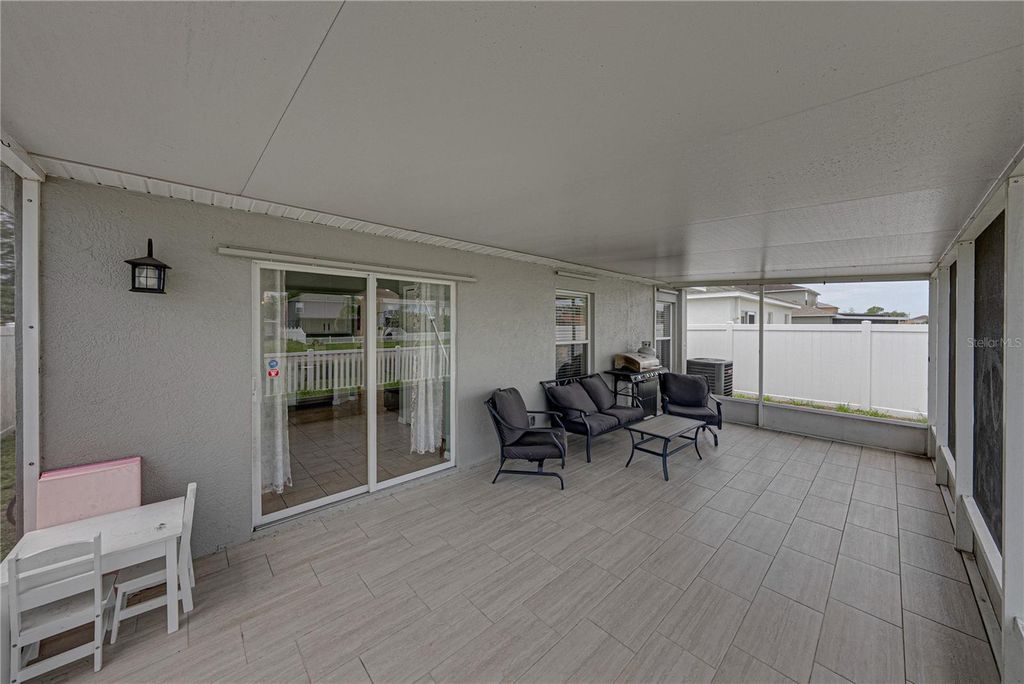Image 38 of property listing at 8160 CANTERBURY LAKE BOULEVARD, Tampa, FL 33619