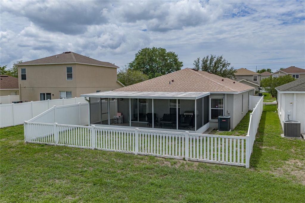 Image 44 of property listing at 8160 CANTERBURY LAKE BOULEVARD, Tampa, FL 33619