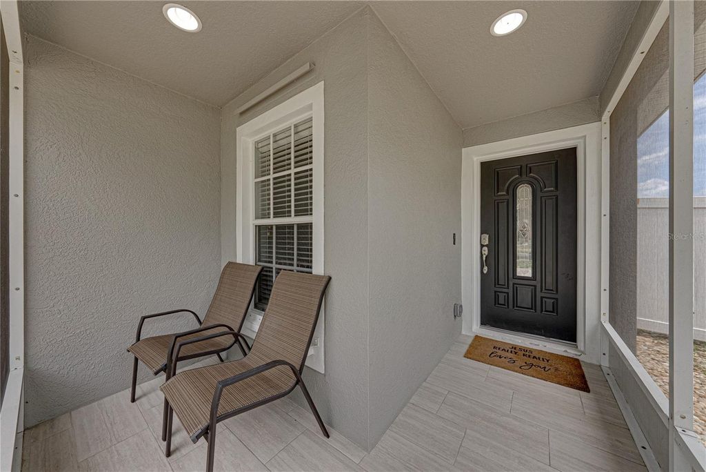 Image 7 of property listing at 8160 CANTERBURY LAKE BOULEVARD, Tampa, FL 33619
