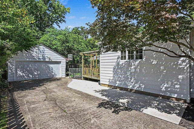 729 S Twyckenham Drive, South Bend, IN 46615