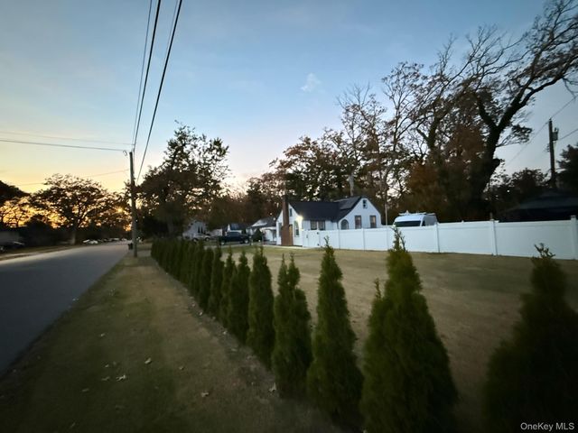 21 Locust Avenue, Amityville, NY 11701