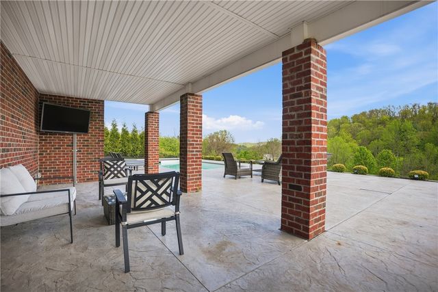 306 Hedgerow Dr, Peters Twp, PA 15367