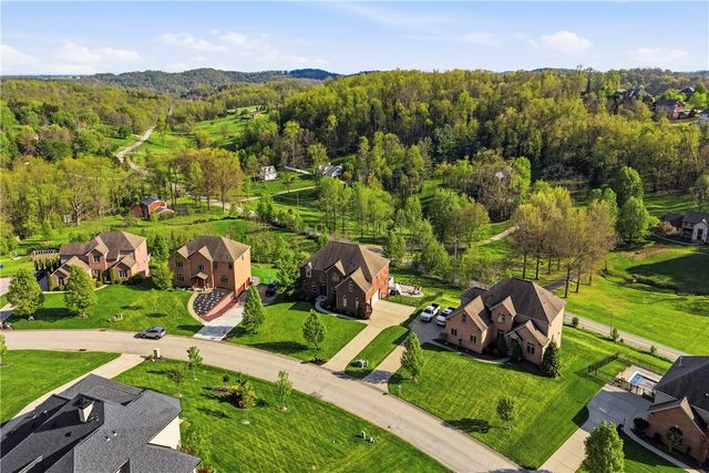 306 Hedgerow Dr, Peters Twp, PA 15367