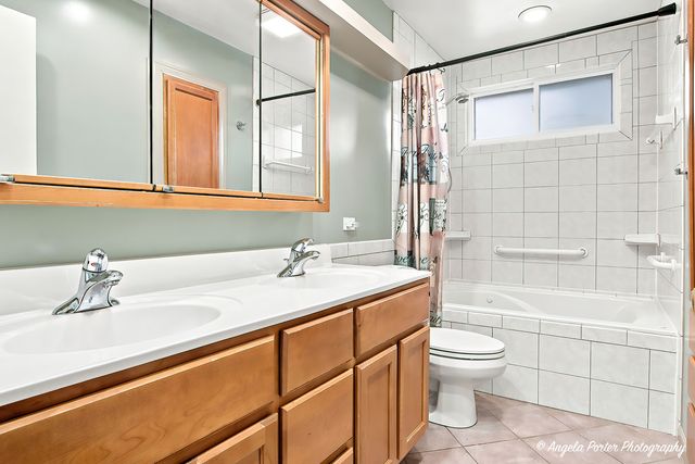 15 Old Mill Grove Road, Lake Zurich, IL 60047