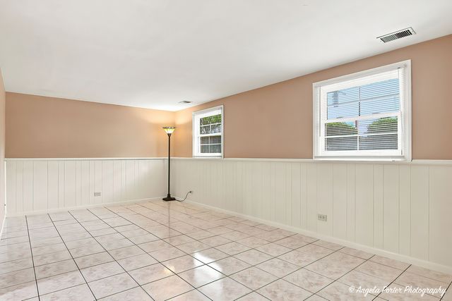 15 Old Mill Grove Road, Lake Zurich, IL 60047