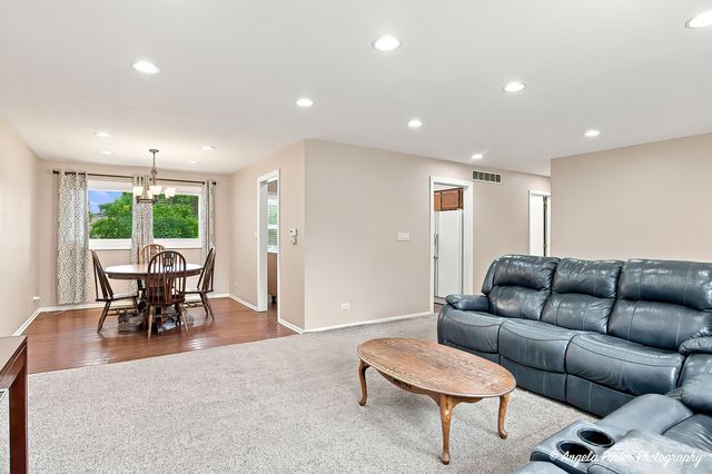 15 Old Mill Grove Road, Lake Zurich, IL 60047