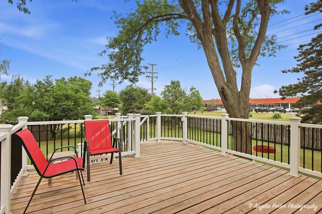 15 Old Mill Grove Road, Lake Zurich, IL 60047