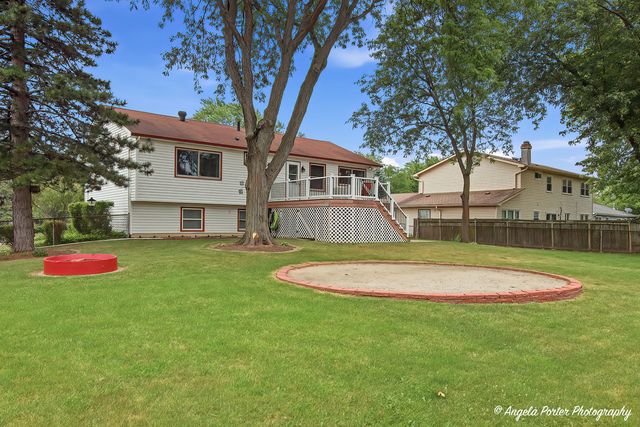 15 Old Mill Grove Road, Lake Zurich, IL 60047
