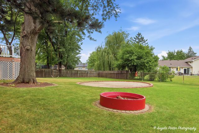 15 Old Mill Grove Road, Lake Zurich, IL 60047