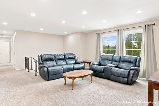 15 Old Mill Grove Road, Lake Zurich, IL 60047