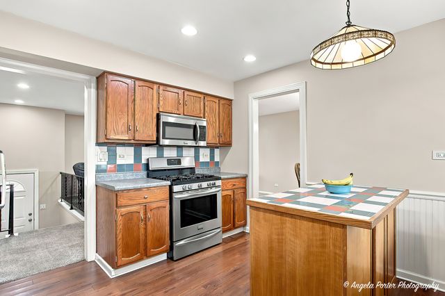15 Old Mill Grove Road, Lake Zurich, IL 60047