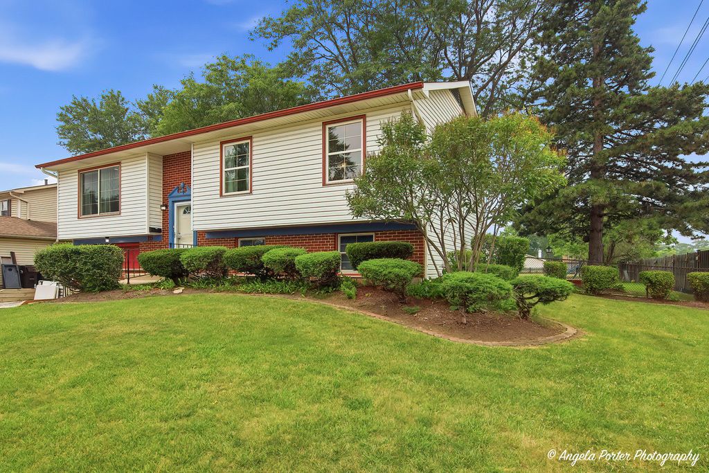 15 Old Mill Grove Road, Lake Zurich, IL 60047