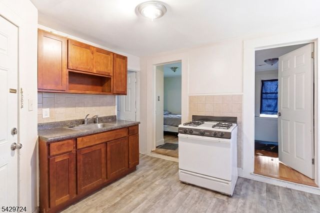 11 Sunset Ave, Newark City, NJ 07106